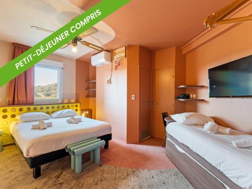 Habitación familiar con 1 cama doble y 2 camas individuales del hotel Ibis Styles Pont du Gard. Foto 9