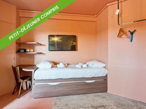 Habitación familiar con 1 cama doble y 2 camas individuales del hotel Ibis Styles Pont du Gard. Foto 10