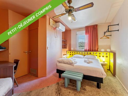 Habitación familiar con 1 cama doble y 2 camas individuales del hotel Ibis Styles Pont du Gard. Foto 14
