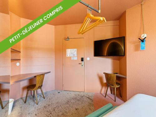 Habitación familiar con 1 cama doble y 2 camas individuales del hotel Ibis Styles Pont du Gard. Foto 15