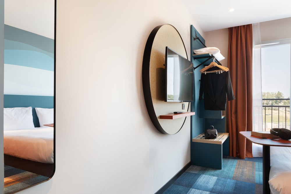 Habitación doble premium con cama doble y sofá - cama doble del hotel Ibis Styles Miramas - Provence. Foto 7