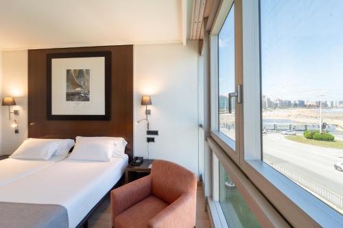 Habitación Doble con vistas laterales al mar del hotel Abba Playa Gijón. Foto 1