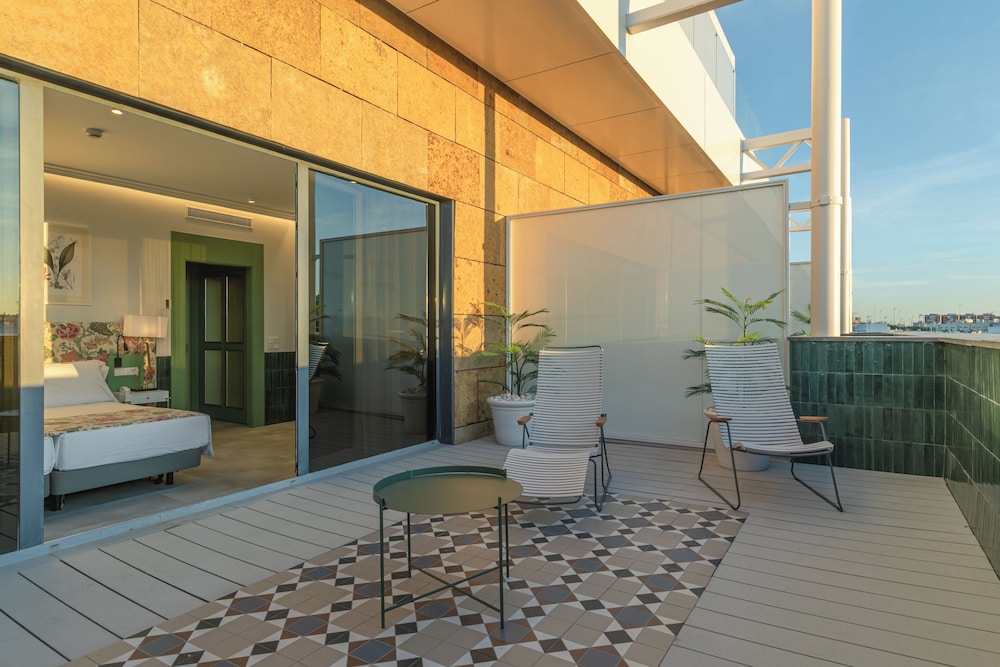 Habitación superior, terraza, vistas a la ciudad del hotel Ribera De Triana. Foto 1