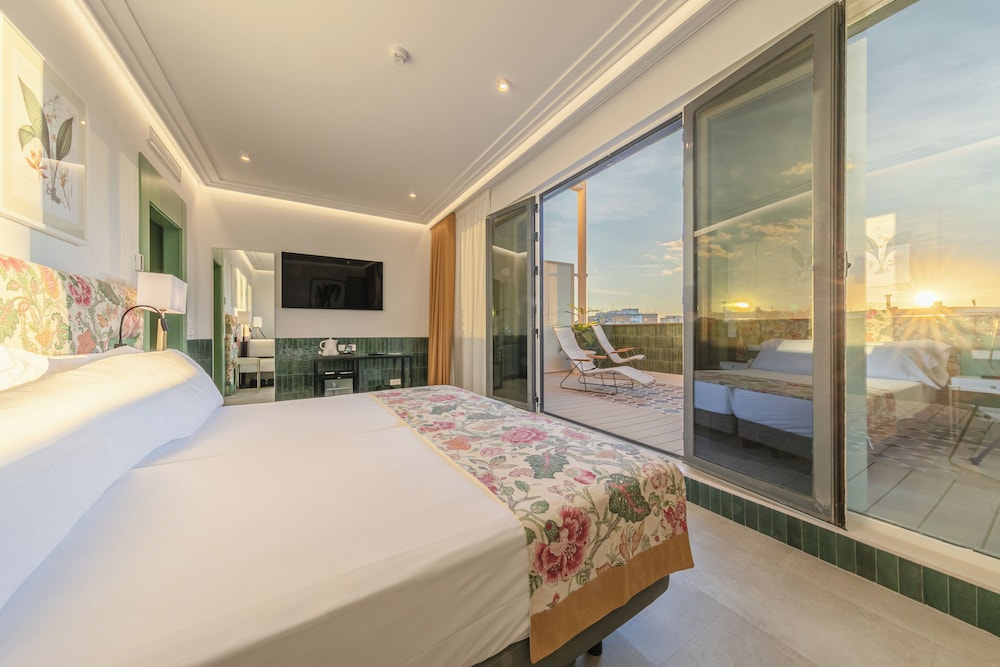 Habitación superior, terraza, vistas a la ciudad del hotel Ribera De Triana. Foto 2