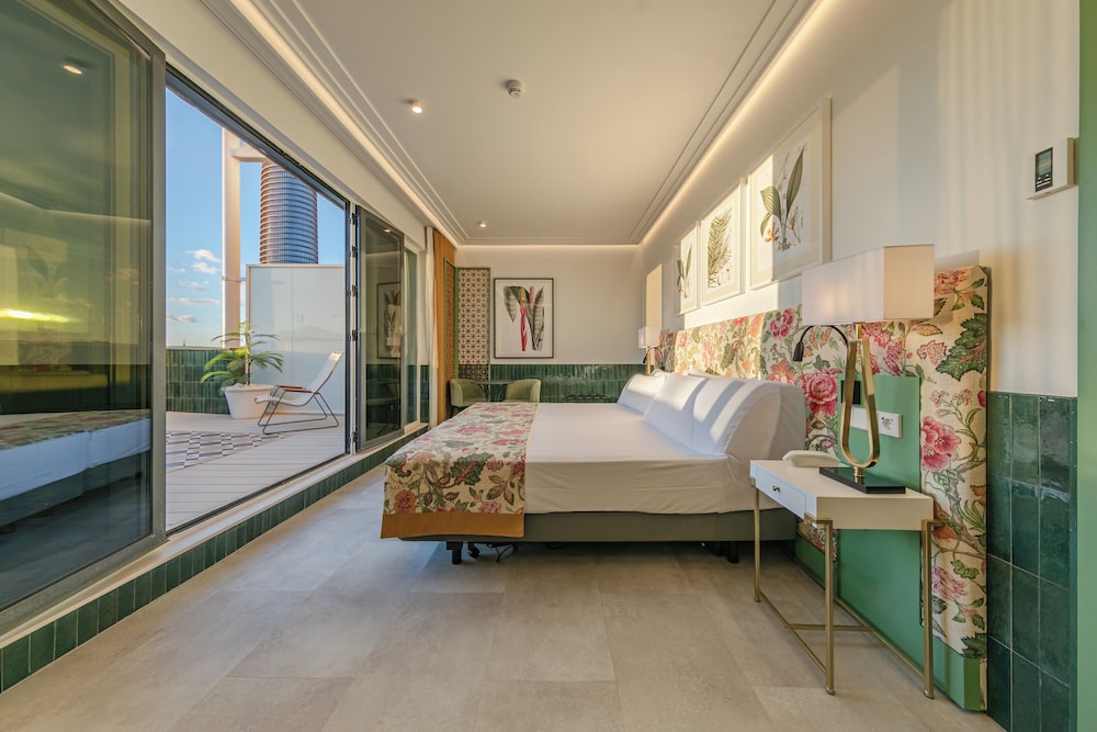 Habitación superior, terraza, vistas a la ciudad del hotel Ribera De Triana. Foto 3