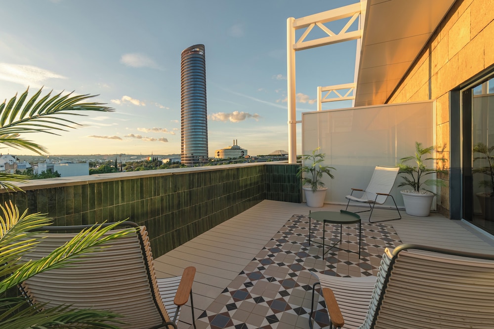 Habitación superior, terraza, vistas a la ciudad del hotel Ribera De Triana. Foto 6