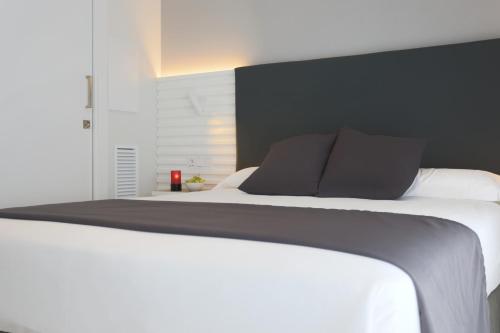Habitación Doble Estándar con jardín - 1 o 2 camas del hotel Sitges. Foto 8