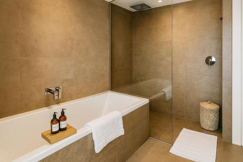 Habitación Doble Deluxe con bañera del hotel Sitges. Foto 2