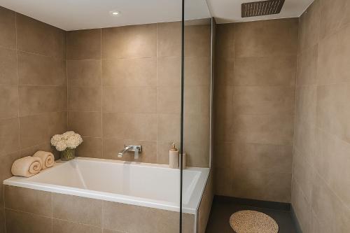 Habitación Doble Deluxe con bañera del hotel Sitges. Foto 3