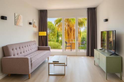 Habitación Familiar con balcón del hotel Sitges. Foto 2