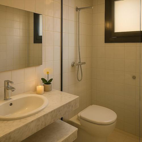 Habitación Familiar con balcón del hotel Sitges. Foto 4