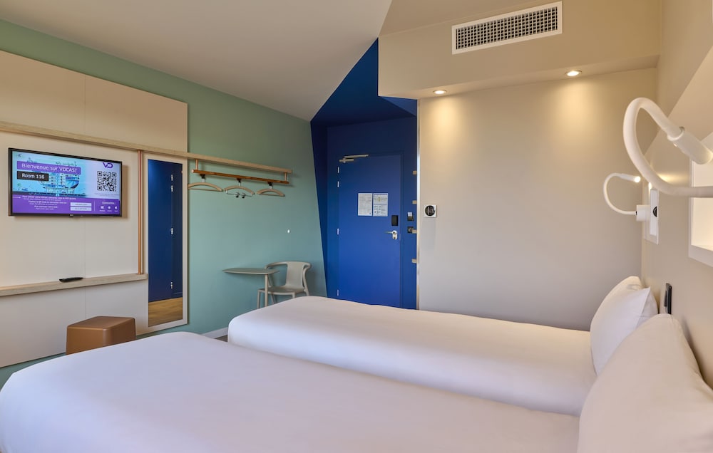 Habitación triple con 2 camas individuales y 1 cama plegable del hotel Ibis Budget Nangy Annemasse. Foto 3
