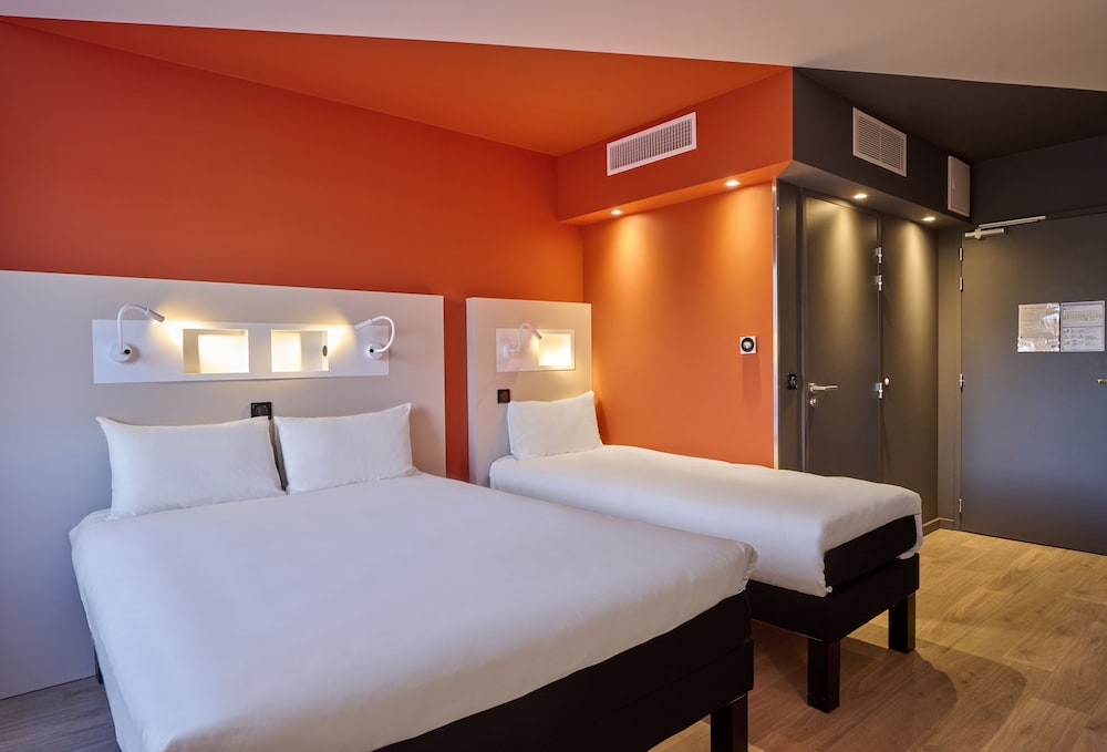 Habitación familiar con una cama grande y 2 camas individuales del hotel Ibis Budget Nangy Annemasse. Foto 1