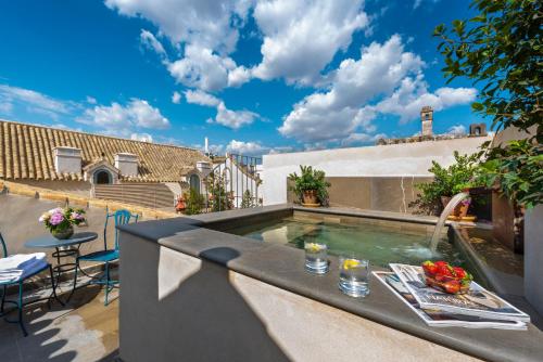Ático con terraza y piscina pequeña del hotel Palacio Bucarelli. Foto 1