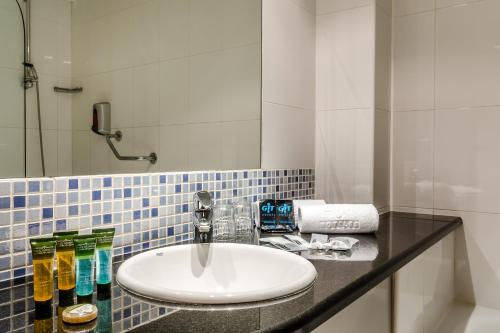 Habitación Doble con cama supletoria del hotel Yit Ciudad De Zaragoza. Foto 3