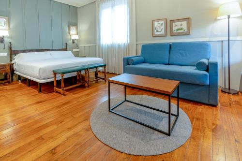 Habitación Triple Confort del hotel Alcázar - Irún Centro. Foto 2
