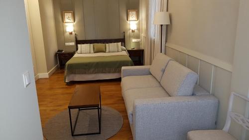 Habitación Triple Confort del hotel Alcázar - Irún Centro. Foto 3