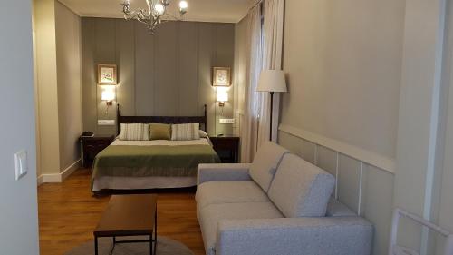 Habitación Triple Confort del hotel Alcázar - Irún Centro. Foto 7