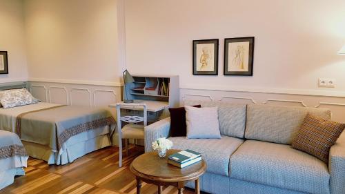 Habitación Triple Confort del hotel Alcázar - Irún Centro. Foto 10