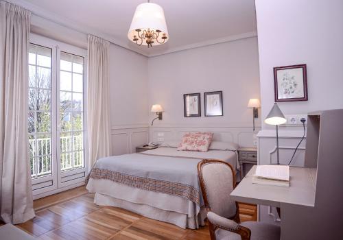 Habitación doble con balcón del hotel Alcázar - Irún Centro