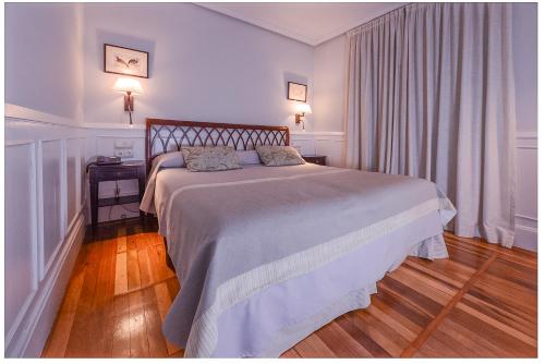 Habitación doble con balcón del hotel Alcázar - Irún Centro. Foto 1