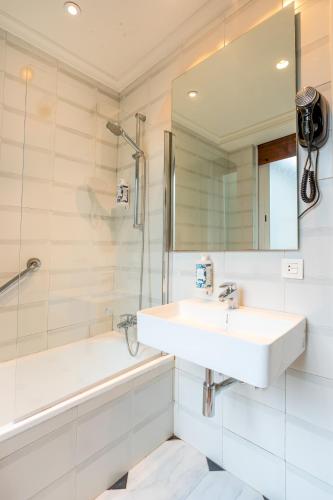 Habitación doble con balcón del hotel Alcázar - Irún Centro. Foto 5