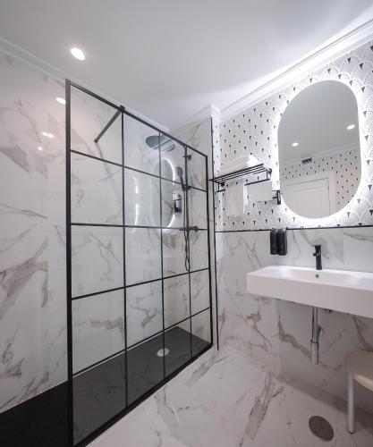 Habitación doble con balcón del hotel Alcázar - Irún Centro. Foto 6