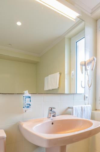 Habitación doble con balcón del hotel Alcázar - Irún Centro. Foto 7