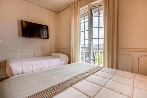 Habitación doble con balcón del hotel Alcázar - Irún Centro. Foto 8