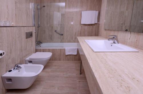 Habitación Doble con Terraza del hotel Alcázar - Irún Centro. Foto 1