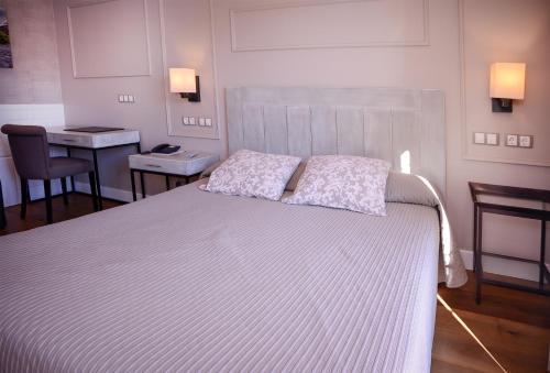 Habitación Doble con Terraza del hotel Alcázar - Irún Centro. Foto 2