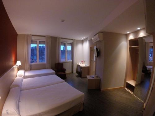 Habitación Doble con cama supletoria del hotel Asturias. Foto 2