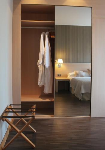 Habitación doble con bañera de hidromasaje o sauna - 1 o 2 camas del hotel Asturias. Foto 3