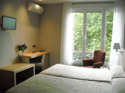 Habitación doble con bañera de hidromasaje o sauna - 1 o 2 camas del hotel Asturias. Foto 7