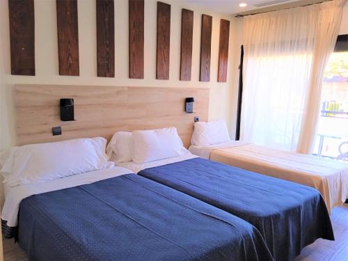 Habitación Triple Estándar con terraza del hotel 153