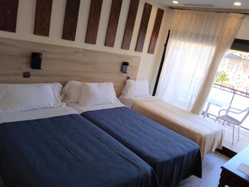 Habitación Triple Estándar con terraza del hotel 153. Foto 3