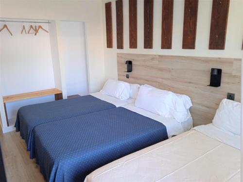 Habitación Triple Estándar con terraza del hotel 153. Foto 4