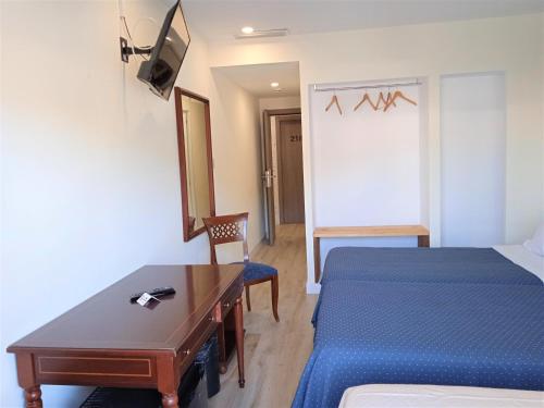 Habitación Triple Estándar con terraza del hotel 153. Foto 5