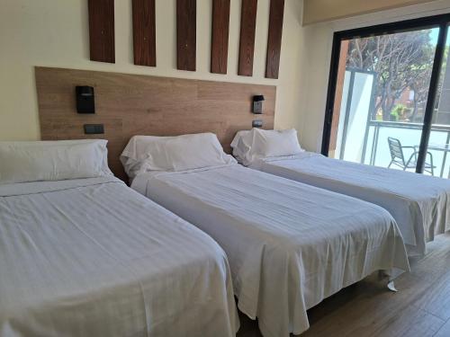 Habitación Triple Estándar con terraza del hotel 153. Foto 8