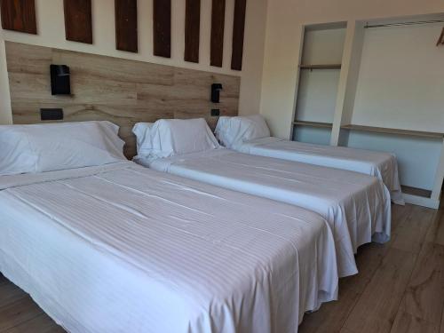 Habitación Triple Estándar con terraza del hotel 153. Foto 9