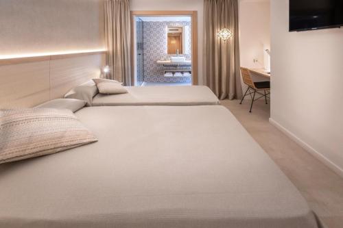Habitación triple Balcón o Terraza 1 Cama Individual 1 Cama doble del hotel Alhambra. Foto 1