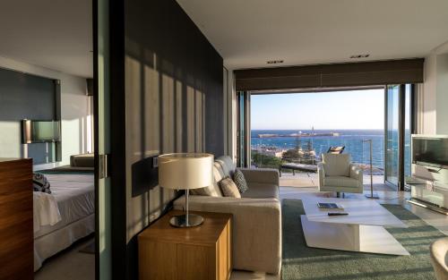 Suite Junior con vistas al mar del hotel Parador De Cadiz. Foto 1