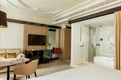 Habitación Comunicada Familiar del hotel Gran Melia Palacio de los Duques. Foto 3