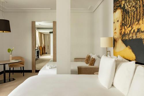 Habitación Comunicada Familiar del hotel Gran Melia Palacio de los Duques. Foto 4