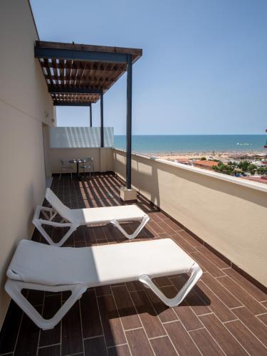 Suite Junior con vistas laterales al mar del hotel Pato Amarillo. Foto 3