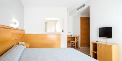 Habitación Doble con balcón del hotel Rh Gijón. Foto 3