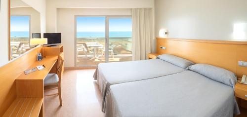 Habitación Doble con terraza y vistas al mar del hotel Rh Gijón. Foto 2