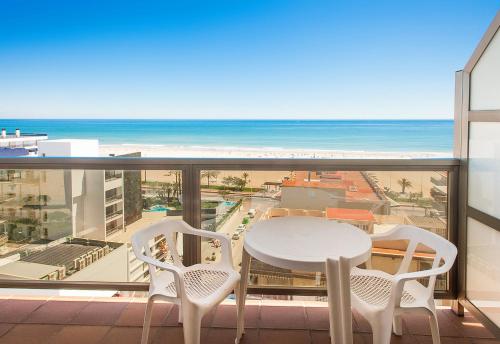Habitación Doble con terraza y vistas al mar del hotel Rh Gijón. Foto 3