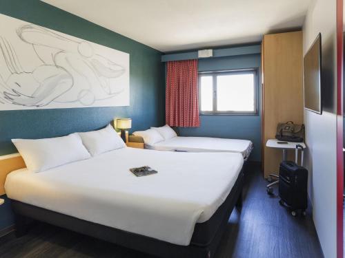 Habitación Familiar con sofá cama del hotel Ibis Valencia Bonaire Aeropuerto. Foto 1