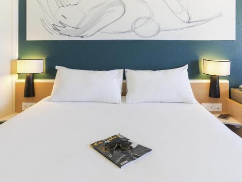 Habitación Familiar con sofá cama del hotel Ibis Valencia Bonaire Aeropuerto. Foto 2